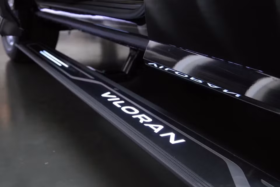 Ngoại thất xe được bổ sung bệ bước chỉnh điện, trang bị này khá có ích trên những mẫu xe có khoảng sáng gầm cao.