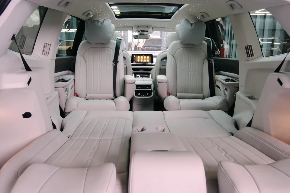 Hàng ghế thứ 3 được nâng cấp thêm tính năng chỉnh điện với khả năng ngả phẳng ra phía sau.