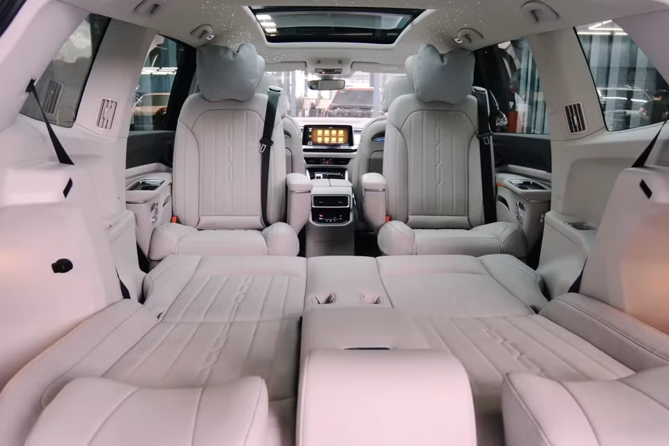 Hàng ghế thứ 3 được nâng cấp thêm tính năng chỉnh điện với khả năng ngả phẳng ra phía sau.