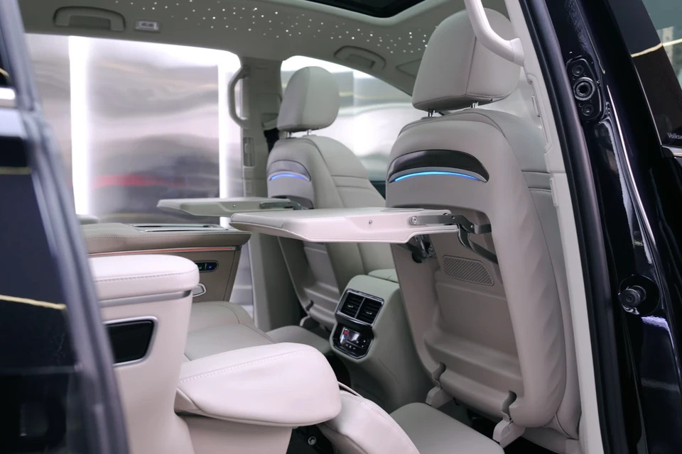 Tựa lưng hàng ghế phía trước có thêm trang bị bàn làm việc và bệ tựa chân.