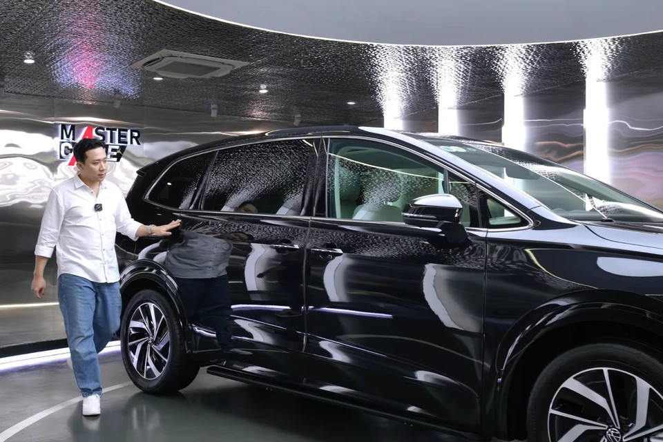  Mẫu xe Trấn Thành lựa chọn chỉ vừa được giới thiệu tại thị trường Việt Nam cách đây khoảng 3 tháng.. Chiếc Viloran được nam MC lựa chọn thuộc phiên bản Premium có giá bán 1,989 tỷ đồng. Ngay sau khi về tay, Trấn Thành đã có những nâng cấp riêng trên chiếc xe này.