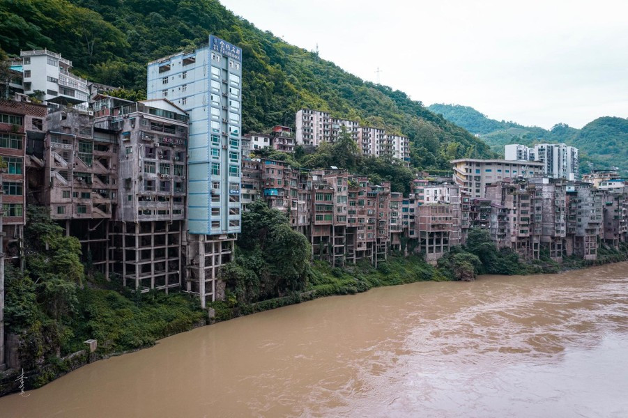 Hệ thống xử lý nước thải và nơi lưu trữ nước được đặt tại đáy thung lũng, thấp hơn so với độ cao thẳng đứng của đường, còn các bờ sông được coi là bờ kè sinh thái và vành đai xanh dọc theo sông. Theo Darmau.