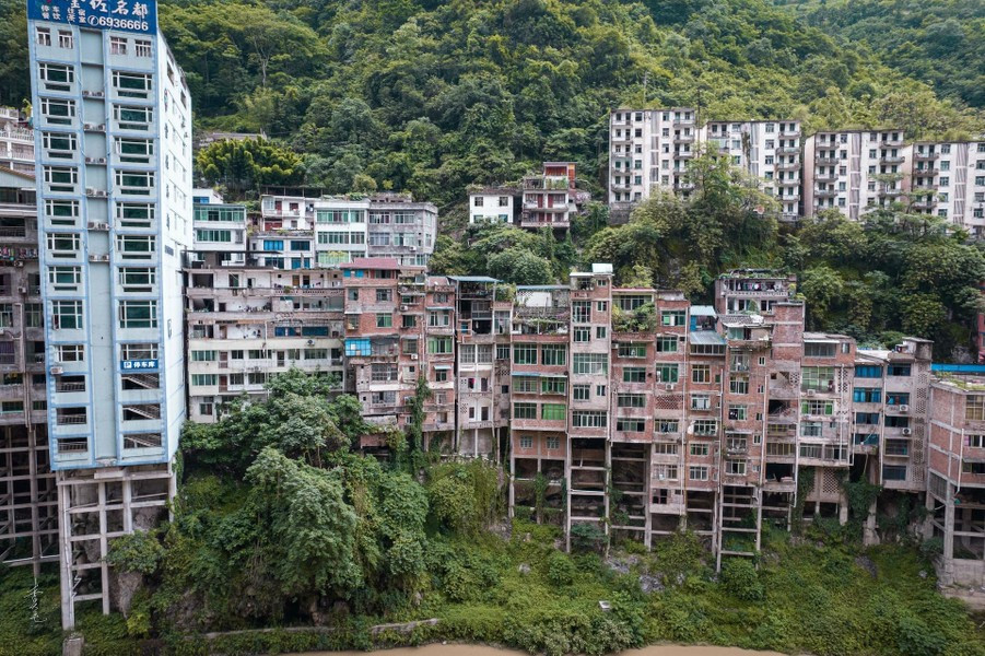 Đây chính là sự độc đáo của Diêm Tân, một thành phố giống như bước ra từ bộ phim viễn tưởng. Theo Darmau.