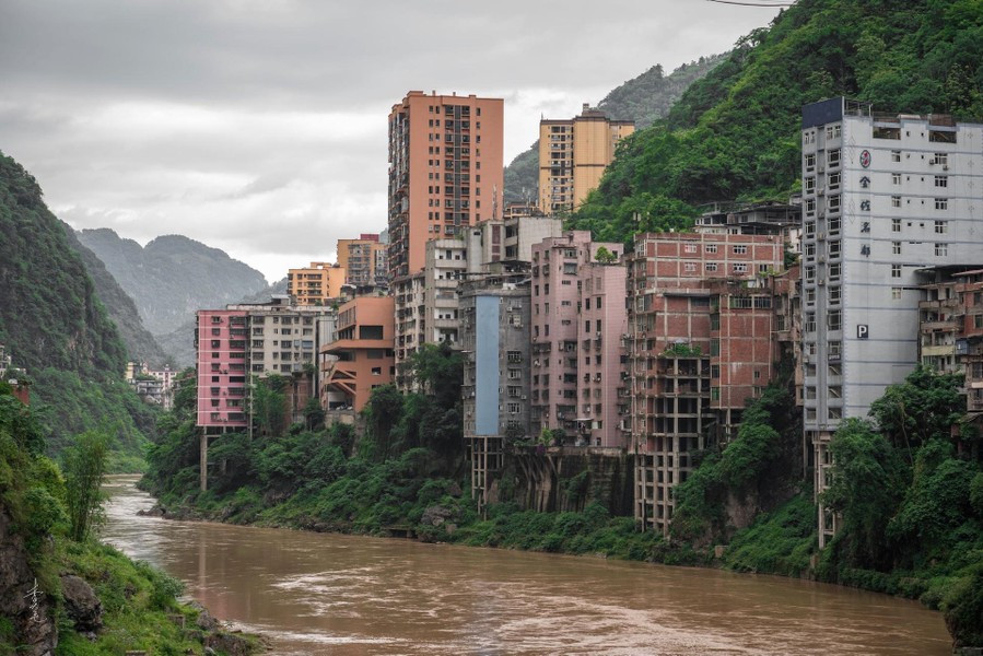 Dải đất hẹp bị kẹp giữa dòng sông Nậm Thi và những ngọn núi cao ở cả hai bên này tạo nên thành phố đặc biệt - nơi sinh sống của 450.000 người dân. Theo Darmau.