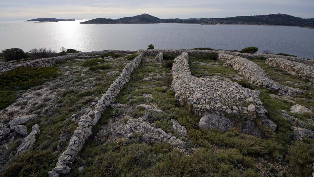 Các tường đá khô này được xây dựng vững chắc qua nhiều năm mà không cần dùng đến vữa hay xi măng