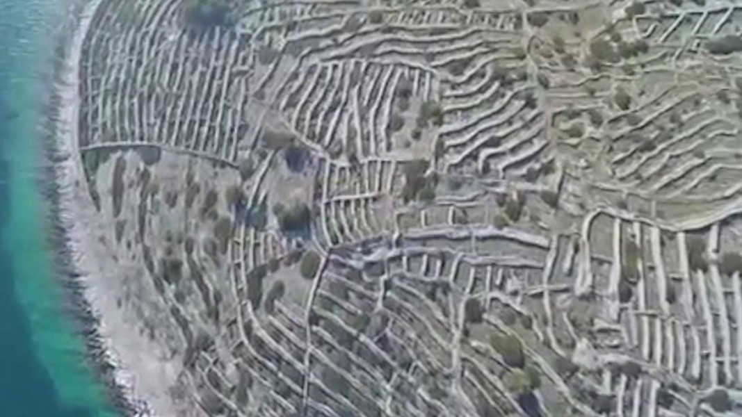 Mặc dù người dân địa phương chào đón du khách đến thăm hòn đảo, nhưng vẫn lo sợ những du khách gây ra hư hại cho các bức tường