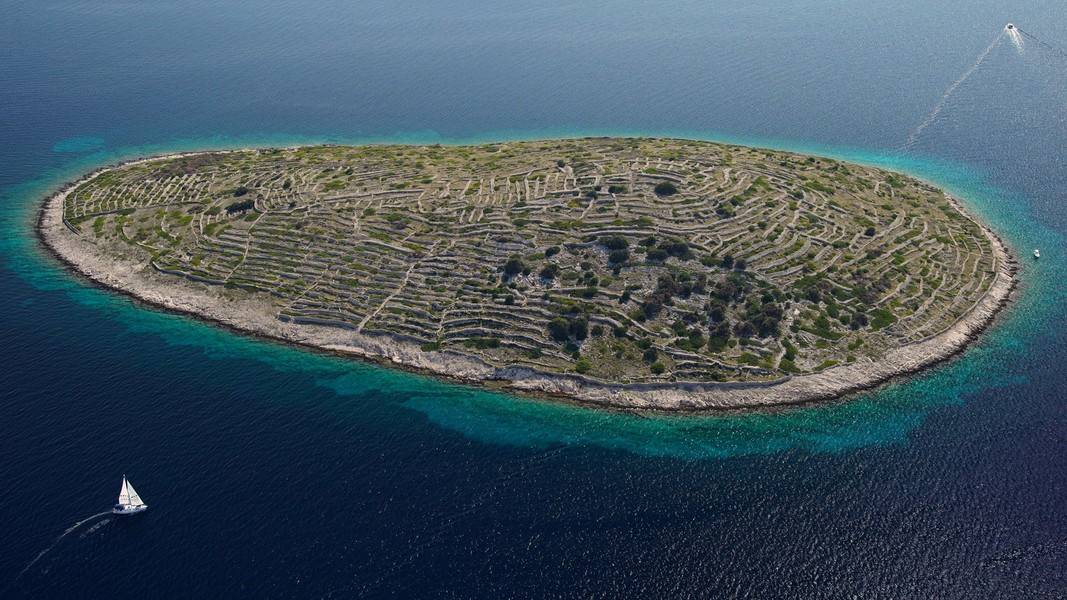 Người dân nơi đây đã sử dụng kỹ thuật xếp chồng và lồng các tảng đá vào với nhau thành khối khá vững chắc