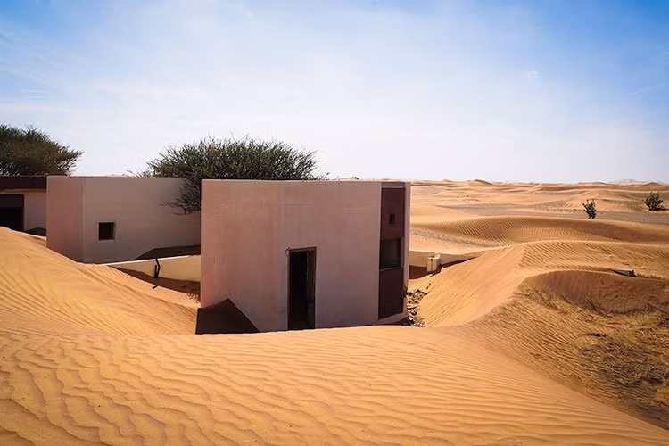 Những ngôi nhà xi măng hiện đại, được xây dựng để tạo điều kiện thuận lợi cho quá trình chuyển đổi sang cuộc sống định cư, thể hiện sự khởi sắc của địa phương. Các bức tường bên trong có màu sắc rực rỡ và một số được trang trí bằng tranh khảm.