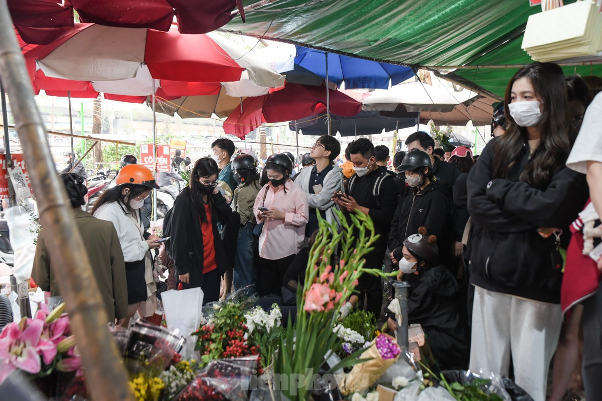 Xep hang dai ca tieng mua hoa tang me, nguoi yeu ngay 8/3-Hinh-2