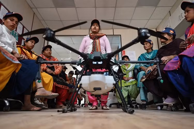 Đây là hoạt động giúp hiện đại hóa nền nông nghiệp bằng cách giảm chi phí lao động, tiết kiệm thời gian và nước trong bối cảnh công nghệ lạc hậu và thách thức của biến đổi khí hậu tăng lên.