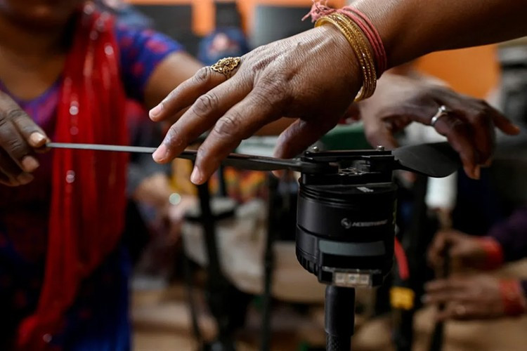 Yadav sẽ có 50.000 rupee (600 USD) sau khi phun 60 ha đất nông nghiệp 2 lần trong 5 tuần, cao hơn 2 lần thu nhập trung bình hàng tháng ở bang Haryana quê hương cô.