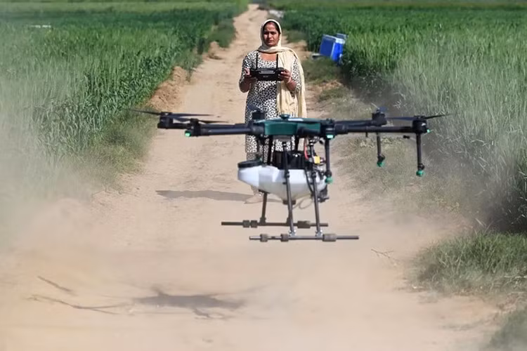 Họ được đào tạo thành phi công, được cấp miễn phí UAV nặng 30kg cùng với các phương tiện chạy bằng pin để vận chuyển chúng.