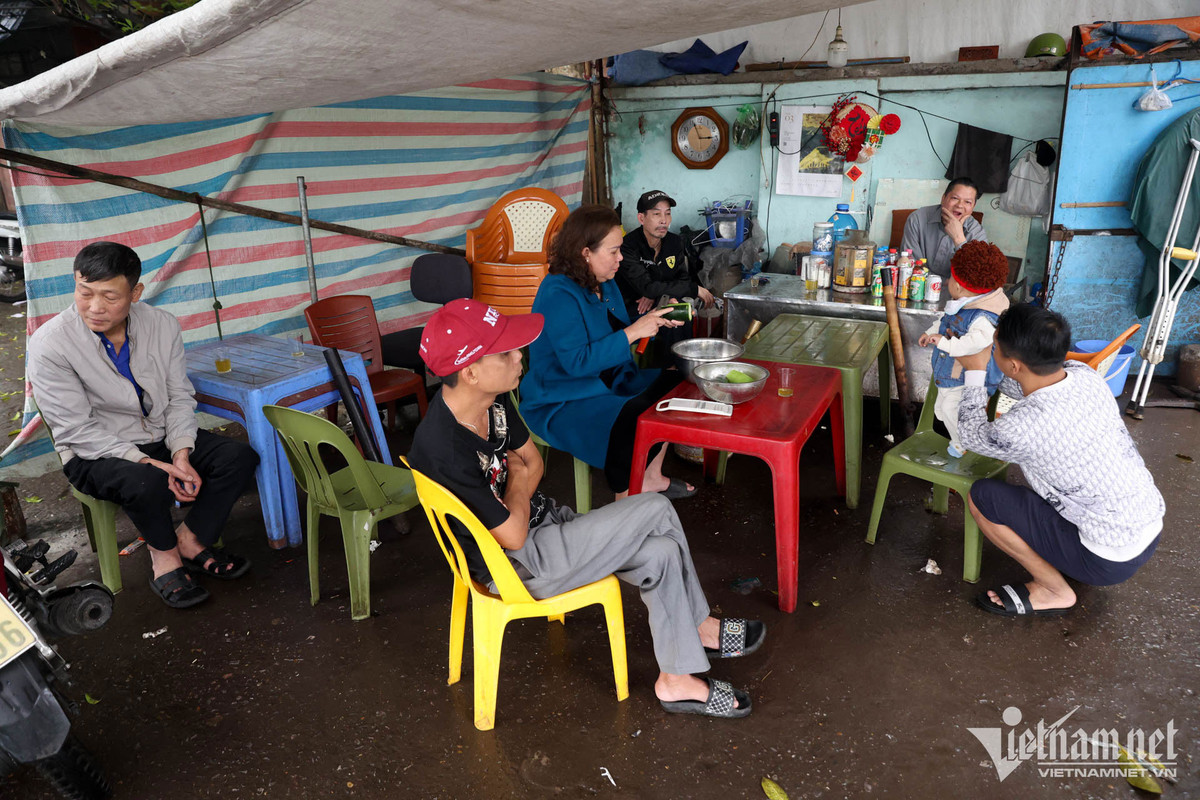 à chủ một quán nước nhỏ kế bên con ngõ được người dân gắn mác "Không sợ vợ", ông Trường cùng mọi người nói chuyện với nhau về việc bất ngờ "nổi tiếng". "Hôm đó có một thanh niên đến ngồi uống nước và hỏi chuyện về ngõ. Sau đó chàng trai chụp ảnh. Chỉ vài ngày sau bức ảnh đã được lan truyền trên mạng xã hội. Mọi người cũng cảm thấy mừng, vì tinh thần vui vẻ được lan tỏa", ông Trường tâm sự.