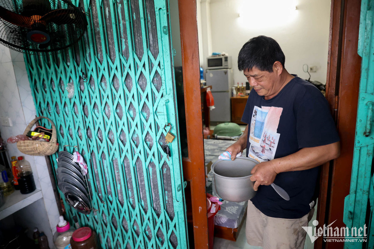 ng Phạm Văn Sáu - một người dân trong ngõ đang chuẩn bị bữa cơm tối cho gia đình chia sẻ, ông cảm thấy tiếc khi tấm biển bị gỡ. "Tôi đã ở đây 19 năm, chứng kiến nhiều cặp vợ chồng "cơm chẳng lành, canh chẳng ngọt". Chúng tôi là người lớn tuổi thường đưa ra lời khuyên cho các gia đình trẻ. Tấm biển này nhằm nhắc nhở mỗi người trong khu phố phải là tấm gương cho con cái noi theo".