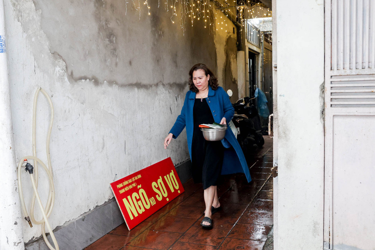 à Tuyết cũng tâm sự: "Đã gần 2 năm qua tấm biển "Ngõ không sợ vợ" được treo ở đây, vốn mang mục đích vui vẻ. Khu vực đầu ngõ có hơn chục hộ gia đình đều rất đoàn kết, không những làm tấm biển này mà còn có đèn trang trí, bảo nhau lát gạch và thường xuyên quét dọn vệ sinh".