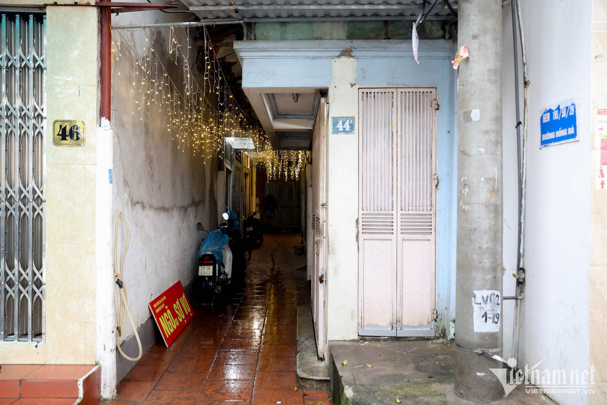 Đó là hình ảnh ở một ngõ nhỏ thuộc đường Hồng Hà (phường Phúc Tân, quận Hoàn Kiếm, Hà Nội). Tuy nhiên, sáng 14/3, tấm biển đã được cơ quan chức năng cho người gỡ xuống.