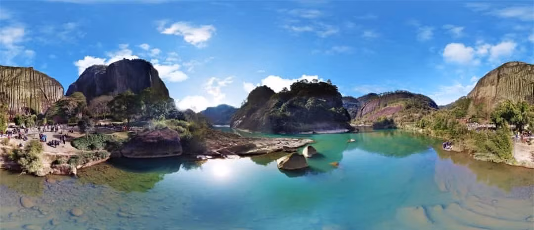  Núi Wuyi: Những ngọn núi này nằm ở tỉnh Phúc Kiến của Trung Quốc và đã được UNESCO công nhận là Di sản Thế giới vào năm 1999 nhờ có các giá trị văn hóa và đa dạng sinh học đáng kinh ngạc.