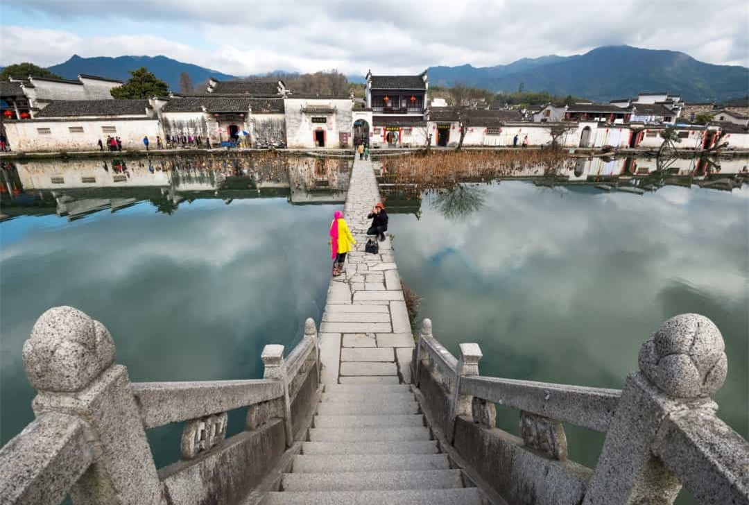 Xa xa, những ngọn núi hùng vĩ tạo nên một phông nền hoàn hảo, thích hợp là địa điểm ghé thăm của những người yêu thiên nhiên.