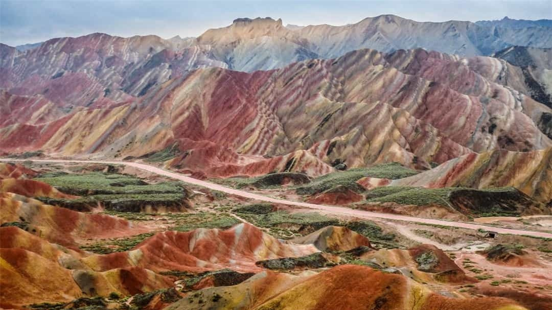  Vườn quốc gia Zhangye Danxia: Nằm ở tỉnh Cam Túc phía Tây Bắc Trung Quốc, công viên địa chất này chính là nơi nổi tiếng với những ngọn núi độc đáo thu hút nhiều khách du lịch.