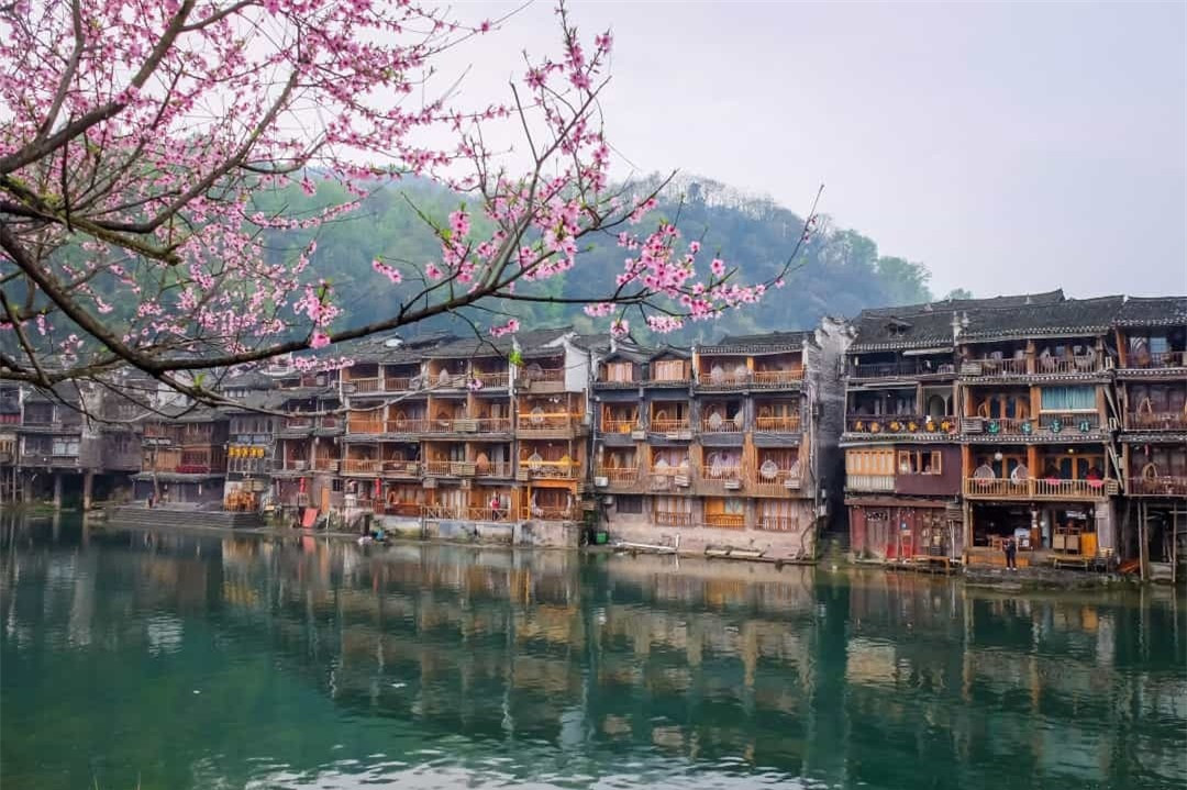 Phượng Hoàng cổ trấn là một thành phố cổ được bảo tồn vô cùng tốt. Nơi đây lưu giữ nhiều ngôn ngữ, trang phục, nghệ thuật và kiến trúc độc đáo còn sót lại từ thời nhà Minh và nhà Thanh. 