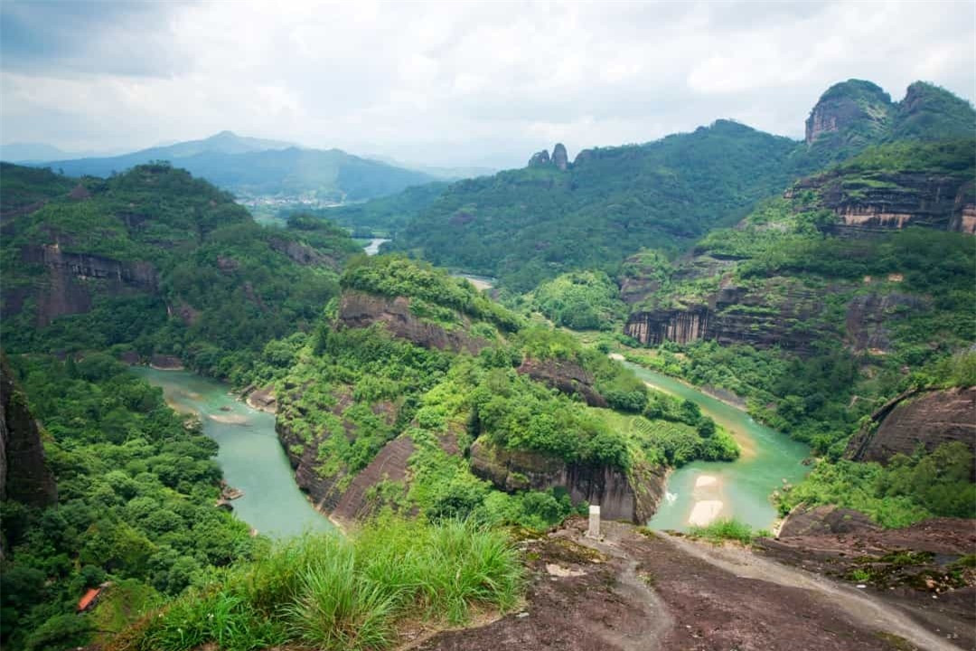 Những ngọn núi, vách đá và những mảng xanh bao la đã tạo nên cảnh quan tuyệt đẹp này và sự tồn tại của chúng nhờ vào hoạt động núi lửa từ hàng triệu năm trước.