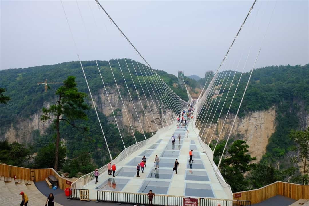  Công viên rừng quốc gia Trương Gia Giới: "Kho báu" đáng kinh ngạc này nằm ở phía bắc tỉnh Hồ Nam. Công viên thu hút khách du lịch với những đỉnh núi và những cột đá khổng lồ và những thung lũng sâu. Hàng nghìn thành tạo sa thạch tự nhiên chiếm ưu thế trong cảnh quan của công viên này, một số trong số chúng đạt đến độ cao 200 m. Nơi đây là nguồn cảm hứng cho những ngọn núi nổi trong bộ phim “Avatar”.