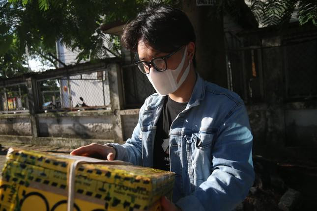 Khach san dieu dung vi COVID-19, nhan vien xoay du viec muu sinh-Hinh-2