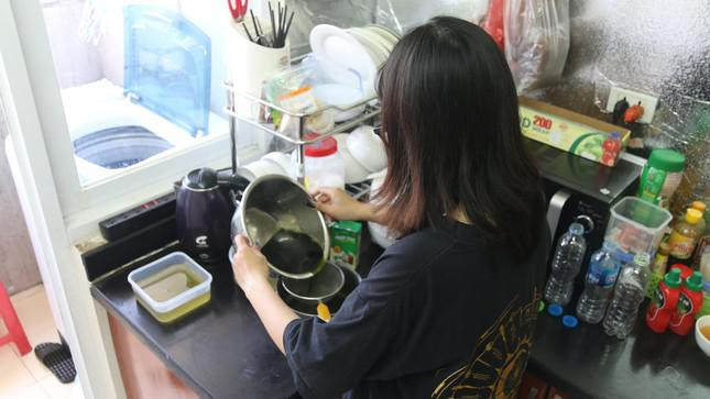 Khach san dieu dung vi COVID-19, nhan vien xoay du viec muu sinh-Hinh-3