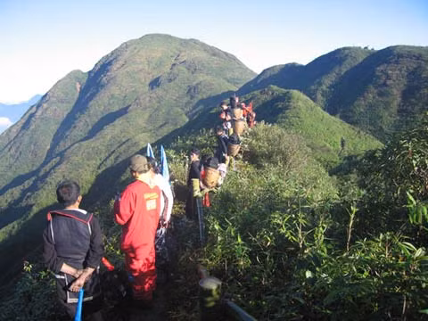 Đỉnh Fansipan cao 3.143m, cách Sapa khoảng 9km về phía Tây Nam, ở vùng giáp hai tỉnh Lào Cai và Lai Châu thuộc vùng núi Tây Bắc Việt Nam. Cung đường dài nhất (khoảng 37km đường núi) xuất phát từ bản Cát Cát của Sapa ở độ cao 1.245m đi chinh phục Fansipan, được xem là cung đường nguy hiểm và nhiều thử thách nhất cho các phượt thủ.