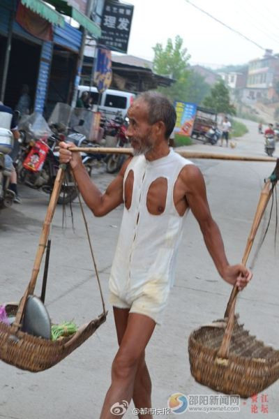 Theo Sina News, người bán rau này tên Chen. Ông Chen cho biết, ông đã làm nghề trồng và bán rau được 10 năm nhưng ông chưa từng lãng quên đi niềm đam mê thiết kế thời trang, quần áo. Chen thường tự “thiết kế” quần áo cho mình và cả những người hàng xóm.