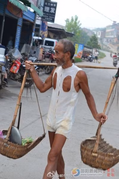 Theo Sina News, người bán rau này tên Chen. Ông Chen cho biết, ông đã làm nghề trồng và bán rau được 10 năm nhưng ông chưa từng lãng quên đi niềm đam mê thiết kế thời trang, quần áo. Chen thường tự “thiết kế” quần áo cho mình và cả những người hàng xóm.