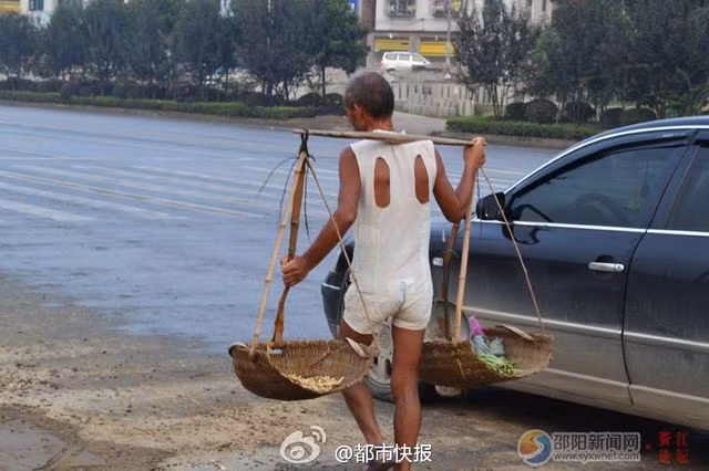 Ông Chen cho biết, ước mơ của ông là tổ chức được một chương trình thời trang với một sàn diễn lớn tại công viên Chengnan. Để thực hiện ước mơ lớn lao của mình, ông lão bán rau đã cố gắng gửi tiết kiệm hàng tháng.