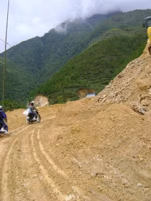 Với dân phượt đã trải nghiệm qua cung đường đèo Ô Quy Hồ, đây được xem là một thử thách thực sự với họ. Cung đường này đầy rẫy những khúc "cua tay áo" rất nguy hiểm. Cùng với đó là một số đoạn đường xấu, đòi hỏi người điều khiển xe máy đi qua phải có kinh nghiệm và một độ cứng nhất định.