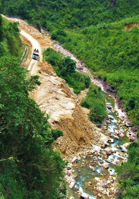 Có chiều dài khoảng 50km và địa hình cheo leo, hiểm trở có nhiều vách đá, vực sâu cùng với phong cảnh hùng vĩ nên Ô Quy Hồ được mệnh danh là "Vua đèo xứ Bắc". Ảnh: Dulichsapa.