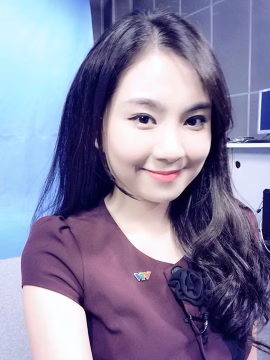 Mai Ngọc là 9X đời đầu, học tập tại Học viện Báo chí và Tuyên truyền, Hà Nội. Hiện tại cô làm việc tại Đài truyền hình Việt Nam trong vai trò là một MC, người biên tập.