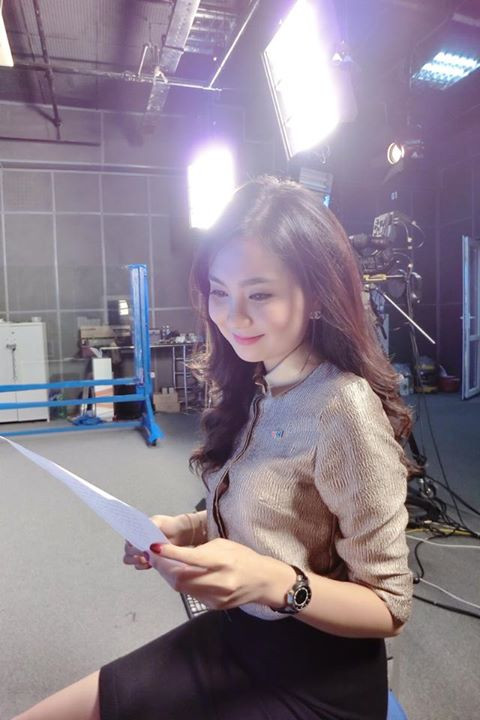 Những bức ảnh chụp tại hậu trường trước khi lên sóng, cảnh đọc trước kịch bản, lời dẫn thường xuyên được Mai Ngọc chia sẻ lên trang cá nhân có gần 30 nghìn người theo dõi.