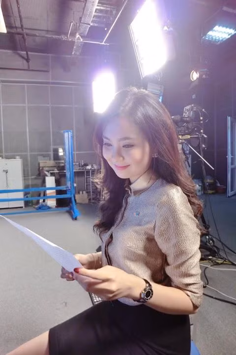 Những bức ảnh chụp tại hậu trường trước khi lên sóng, cảnh đọc trước kịch bản, lời dẫn thường xuyên được Mai Ngọc chia sẻ lên trang cá nhân có gần 30 nghìn người theo dõi.