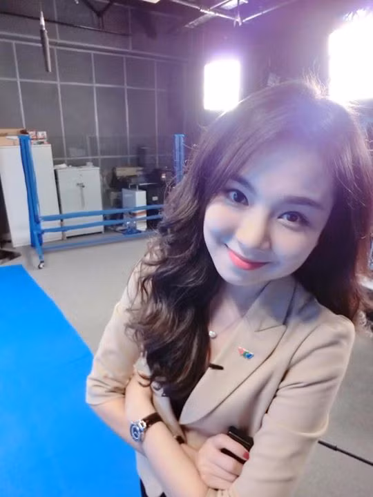 Cô MC cũng khá tinh nghịch với nhiều góc máy "tự sướng" đáng yêu.