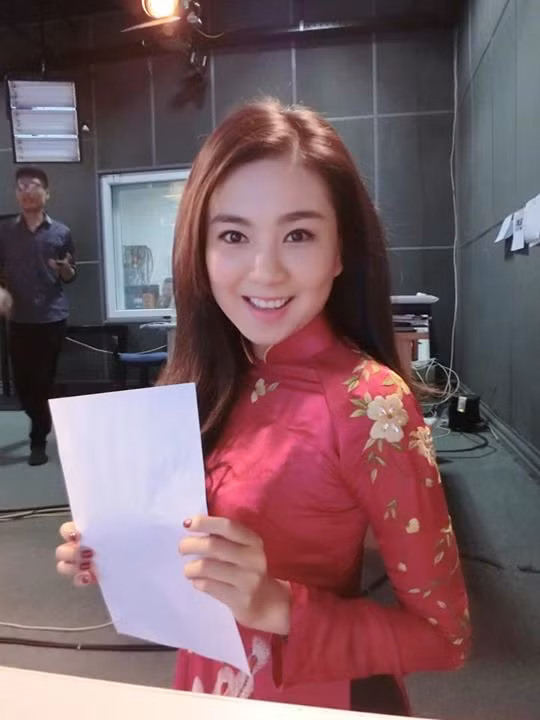 Cô gái sinh năm 1990 thường xuyên chia sẻ những bức ảnh chụp tại cơ quan, cập nhật ảnh "tự sướng" trước giờ lên hình. Trong mỗi bức ảnh Mai Ngọc đều cười rạng rỡ với nét mặt đầy sức sống, sự vui tươi.