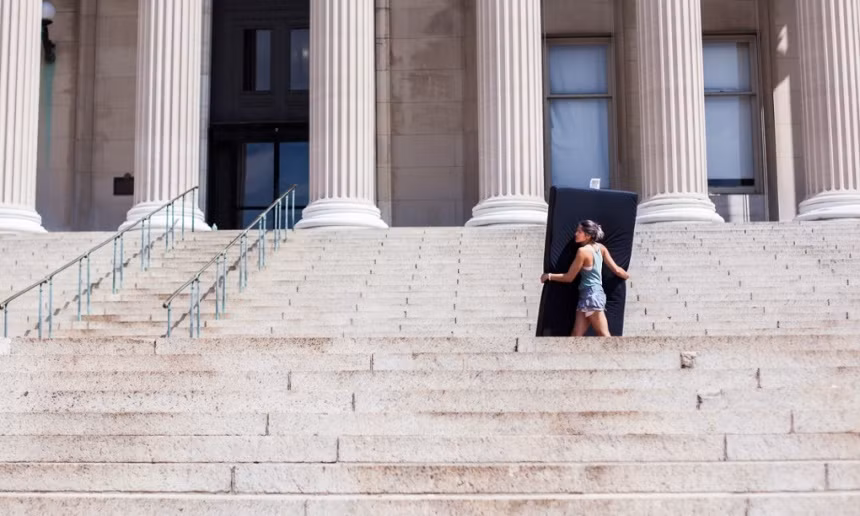 “Nạn hiếp dâm có thể xảy ra ở bất cứ nơi nào, nhưng tôi đã bị hãm hiếp ngay trên giường trong phòng ký túc xá của mình. Đối với tôi đó là một ký ức đau thương, bởi tôi bị làm nhục tại chính nơi ở thân thương, gần gũi nhất với mình. Những ký ức đầy đau đớn này vẫn theo tôi từ đó đến nay cho dù tôi có đi bất cứ đâu”, Sulkowicz Emma chia sẻ với Time.