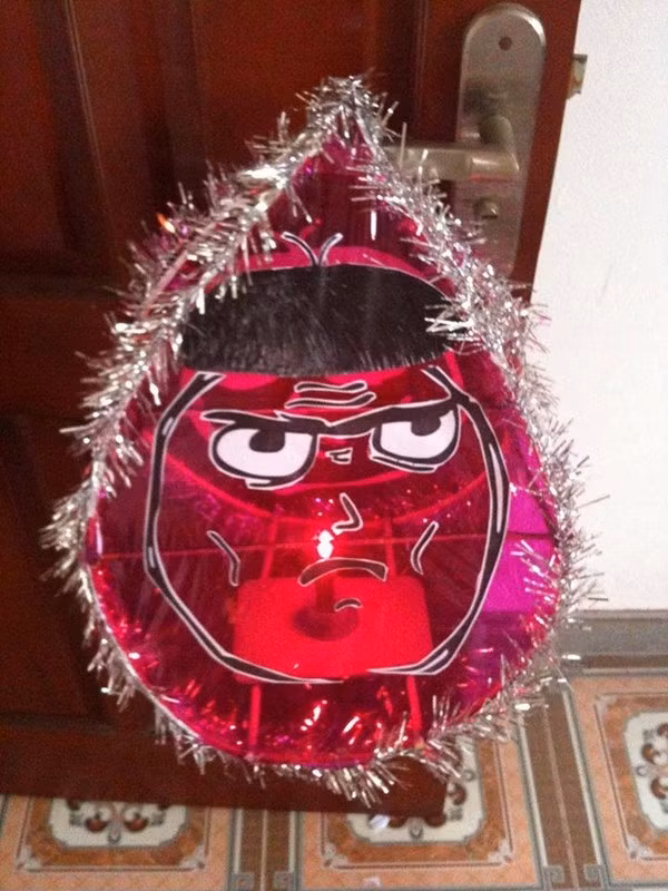 "Thanh niên nghiêm túc" - biểu tượng từng gây sốt xuất hiện trên chiếc đèn lồng kiểu truyền thống.