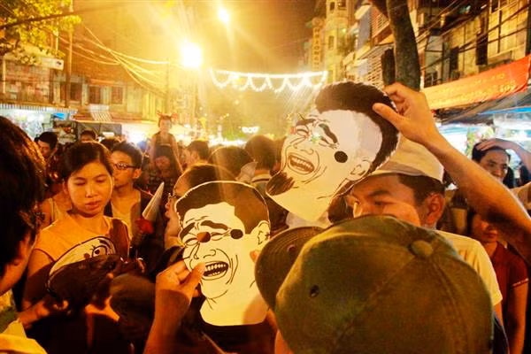 Khuôn mặt của "thánh troll" nổi tiếng được các thanh niên sử dụng để làm mặt nạ chơi Trung Thu.