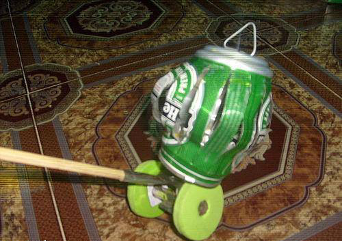 Lồng đèn bằng lon bia là "siêu phẩm" đồ chơi của những bạn trẻ yêu công việc sản xuất đồ handmade.