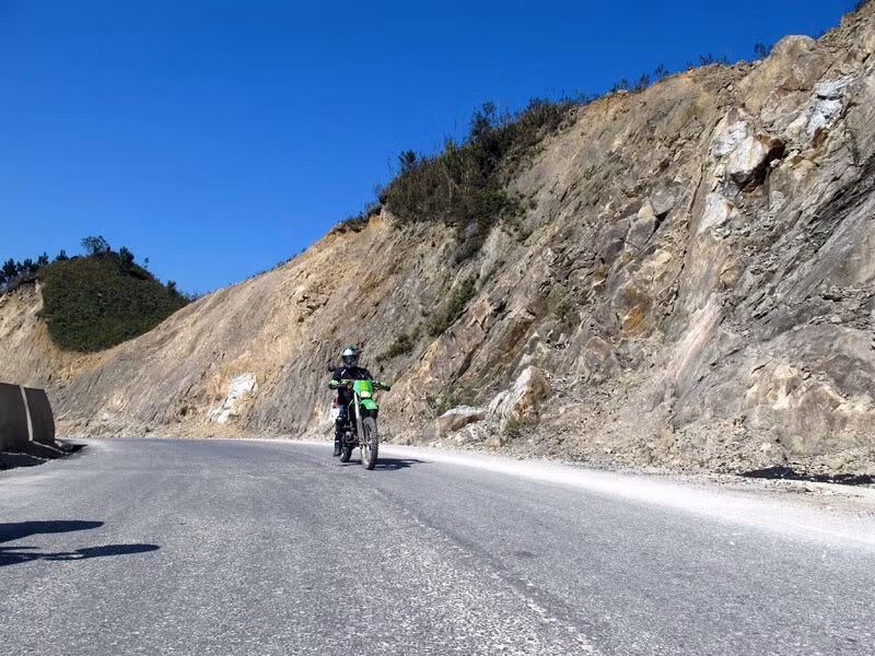 Một cung đường dài cheo leo trên vách đá, dưới những thảm rừng nhiệt đới uốn lượn quanh co, lên xuống liên tục theo độ trập trùng của dãy núi. Con đèo "danh bất hư truyền" này khiến người chinh phục có những pha đổ đèo, cắt cua “tái mặt”. Chỉ một phút bất cẩn thôi là các phượt thủ, người điều khiển xe có thể "đo đường" ngay tức khắc cùng với đó là nhiều tai nạn khác có thể xảy đến.