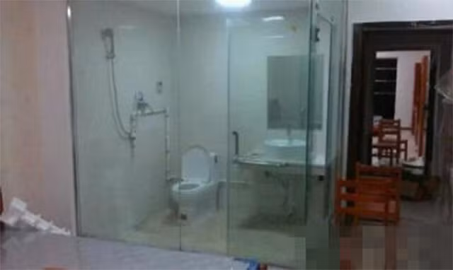 Nhà tắm trong suốt được đặt giữa phòng ký túc xá "mang tính kinh tế và thực tế".