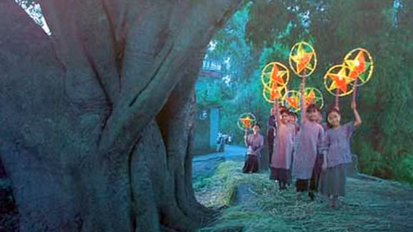 Trung Thu xưa đúng chất là Tết dành cho thiếu nhi, ngày mà những đứa trẻ được quây quần bên nhau để chung mâm phá cỗ, rước đèn đón trăng.