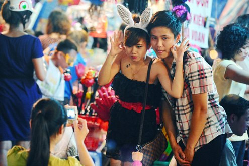 Nhưng qua năm tháng, Tết Trung Thu là dịp để thanh niên bây giờ chơi Trung Thu cả một tuần lễ. Các hot girl, hot boy, thường mượn Trung Thu để đi chơi với người yêu, để tranh thủ “hâm nóng tình yêu".