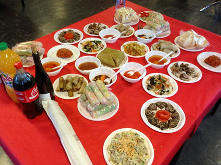 Mâm cỗ Trung Thu ngày xưa được dùng để cho trẻ em phá cỗ và trông trăng với đủ các loại hoa quả, bánh trung thu. Tuy đơn giản nhưng mang đậm tính truyền thống, đúng cái chất ngày Tết của của trẻ em. Ảnh minh họa.