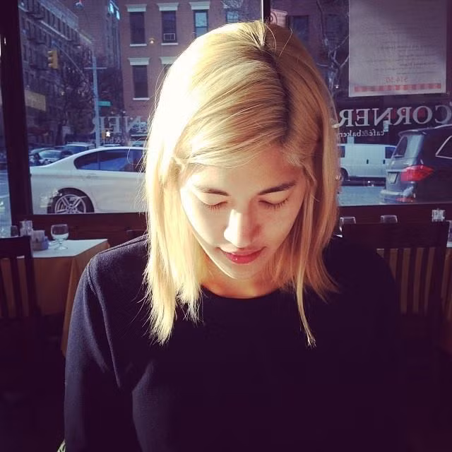 Năm ngoái, Sulkowicz Emma và hai nữ sinh viên khác đã tố cáo cùng bị hiếp dâm, nhưng cả ba trường hợp này đều bị bác bỏ vì không có bằng chứng. Chính vì điều này, Sulkowicz Emma đã cùng với nhiều sinh viên khác đâm đơn khiếu nại về việc nhà trường xử lý sai các trường hợp sinh viên bị tấn công tình dục, hành hung.