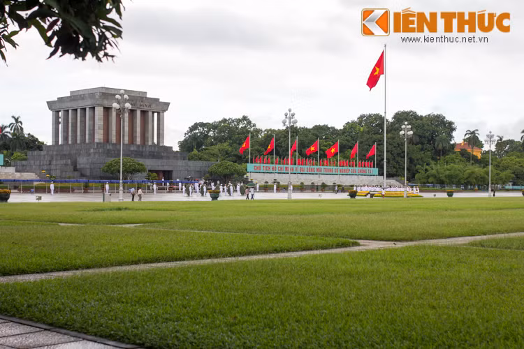 Sáng nay 2/9, tại Quảng trường Ba Đình diễn ra nhiều nghi lễ trọng thể chào mừng ngày Quốc khánh. Tâm điểm là lễ thượng cờ long trọng, cùng với lễ viếng Chủ tịch Hồ Chí Minh của các quan chức cấp cao.